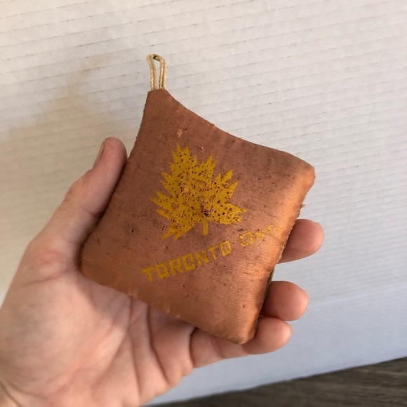 Vtg Toronto Souvenir Pin Cushion - Picture 11 of 12